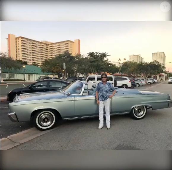 Outro clássico que ocupa lugar especial na garagem de Roberto Carlos é o Chrysler Imperial 1965, com detalhes cromados