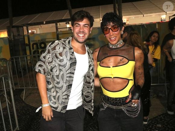 Show da Lady Gaga no Rio: Pepita, de amarelo, junto com o influenciador Álvaro, com camiseta branca e camisa sobreposta