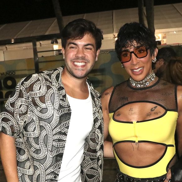 Show da Lady Gaga no Rio: Pepita, de amarelo, junto com o influenciador Álvaro, com camiseta branca e camisa sobreposta