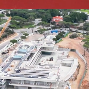 De acordo com as informações ainda divulgadas pelo veículo, CR7 escolheu torneiras de ouro maciço para alguns ambientes da casa e ainda encomendou um painel exclusivo da marca Louis Vuitton para decorar o quarto principal que será dividido com Georgina Rodríguez.