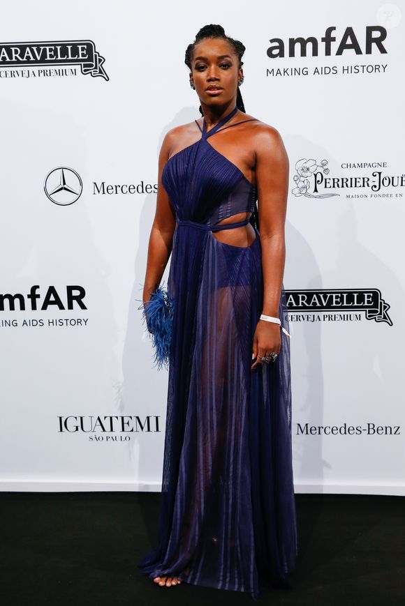 Iza com vestido Elisa Lima, joias Andrea Conti e bolsa Isla baile para o de gala amfAR de 2018