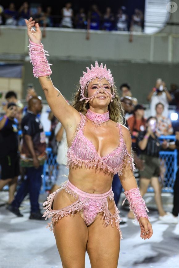 Paolla Oliveira deixou sua virilha à mostra na fantasia e destacou um corpão super definido