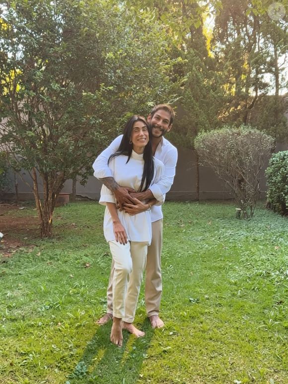 Michelle Barros e Shia Phoenix vivem nova fase com anúncio de bebê nas redes sociais