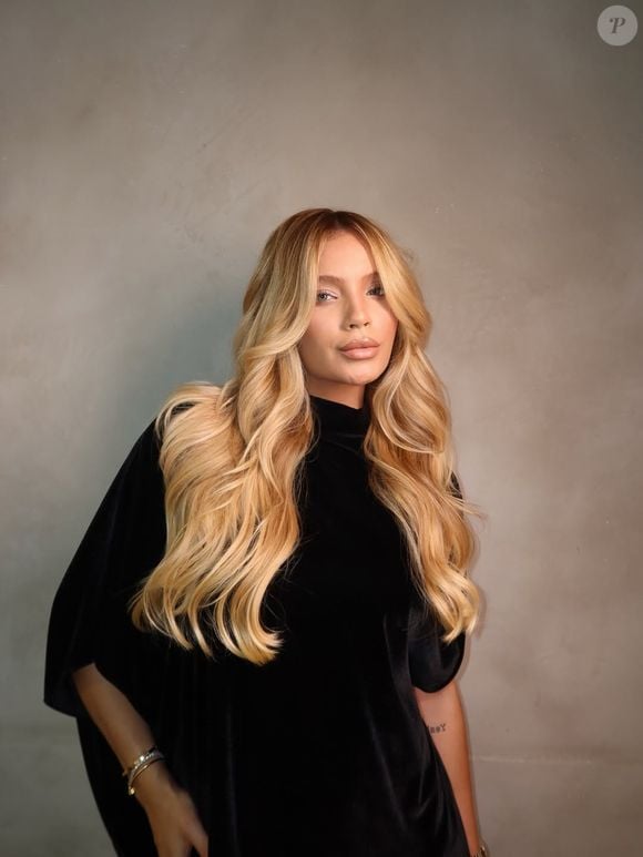 Quer copiar o cabelo da esposa de Endrick? A recomendação da especialista é clara: 'Vale conversar com o profissional sobre profundidade de raiz, naturalidade e rotina. Porque hoje o melhor cabelo não é o que fica perfeito só no primeiro dia'