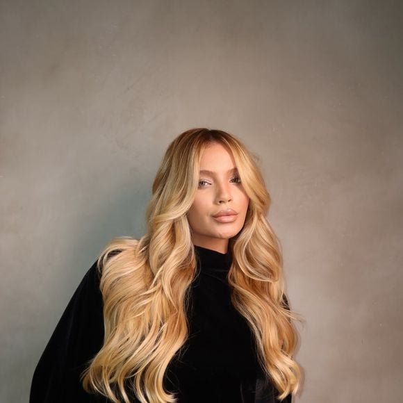 Quer copiar o cabelo da esposa de Endrick? A recomendação da especialista é clara: 'Vale conversar com o profissional sobre profundidade de raiz, naturalidade e rotina. Porque hoje o melhor cabelo não é o que fica perfeito só no primeiro dia'
