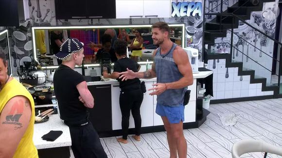 Em uma das discussões, Jonas acabou chamando Juliano de 'loirinha' de forma ofensiva