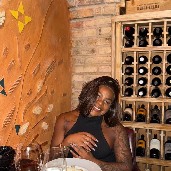 A ex-nadadora olímpica Joanna Maranhão ironizou a cantora em um vídeo, dizendo preferir "comer lixo" a assistir aos comentários dela. A apresentadora Cariúcha também rebateu as críticas ao SUS, defendendo a importância do sistema público de saúde