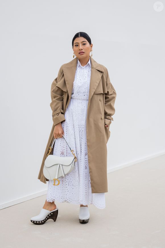 Os tamancos retornam com solados robustos e materiais aconchegantes como shearling, couro ou camurça,