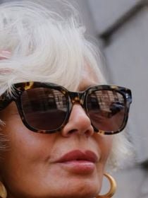 O cabelo também envelhece; por isso, as mulheres com mais de 50 anos devem apostar em óleos e máscaras