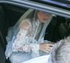 O vestido de noiva rendado de Giulia Be começou a chamar atenção antes mesmo da entrada na igreja. A cantora foi fotografada dentro do carro a caminho do altar com Conor Kennedy
