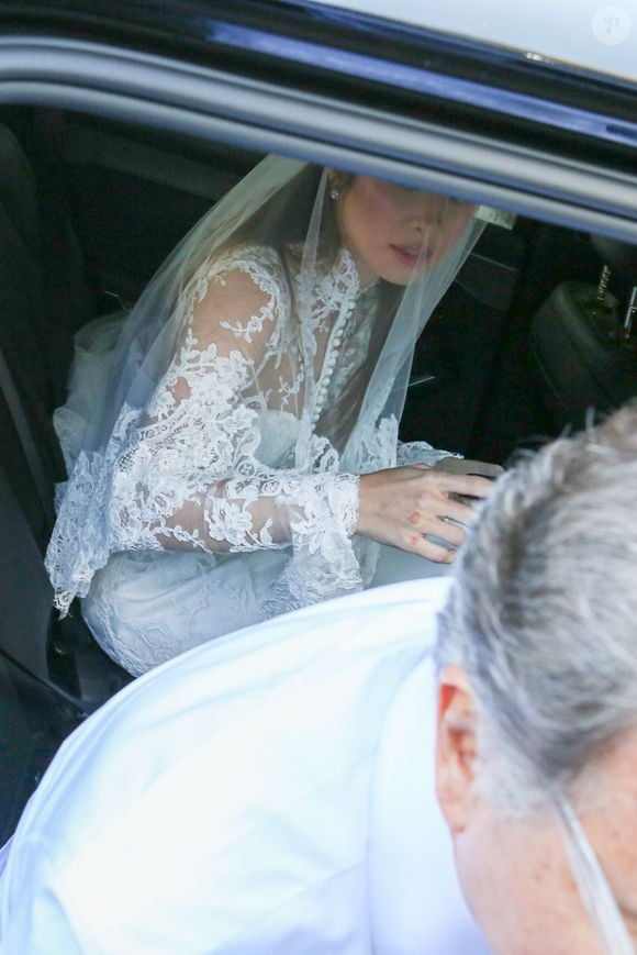 O vestido de noiva rendado de Giulia Be começou a chamar atenção antes mesmo da entrada na igreja. A cantora foi fotografada dentro do carro a caminho do altar com Conor Kennedy