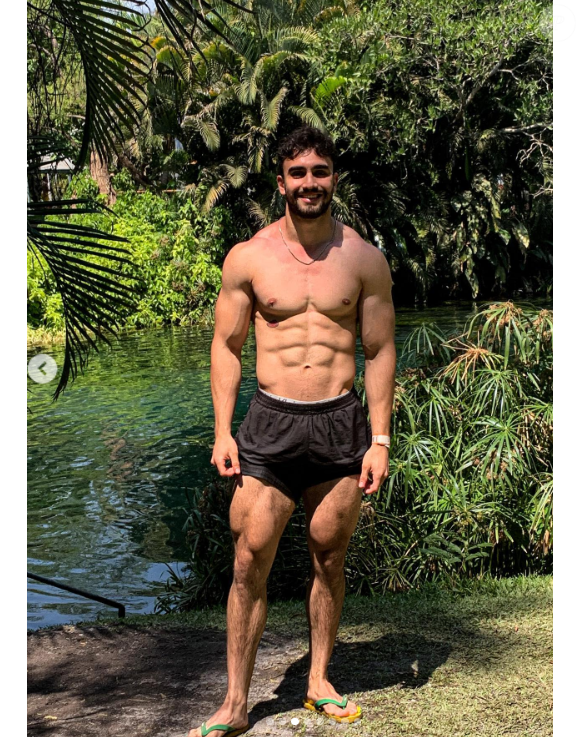 O personal trainer Marco Mendonza impressiona por seu corpo extremamente definido em fotos publicadas no Instagram