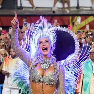 Paolla Oliveira ficou bastante emocionada diante do público da Sapucaí em sua despedida