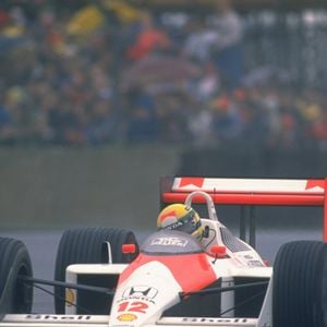 Adriane Galisteu foi presenteada com bolsa em formato do icônico capacete usado por Ayrton Senna entre 1979 e 1994