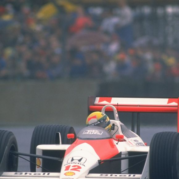 Adriane Galisteu foi presenteada com bolsa em formato do icônico capacete usado por Ayrton Senna entre 1979 e 1994