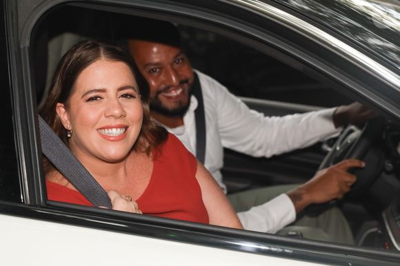 Tati Machado foi com o marido no casamento de Ana Maria Braga