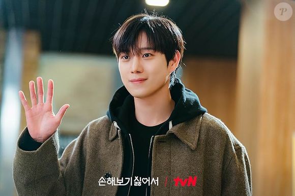 Em 'Os lucros do amor', Kim Young Dae não é um príncipe e muito menos um CEO, mas é um completo bonitão com Kim Ji Uk, o caixa de uma loja de conveniência