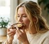 A combinação de bege, que lembra um tostado de um tiramisù ou até de uma torrada bem dourada, transforma o New Balance 9060 em um curinga para o guarda-roupa, já que os tons neutros facilitam a criação de produções com diferentes cores e estilos.