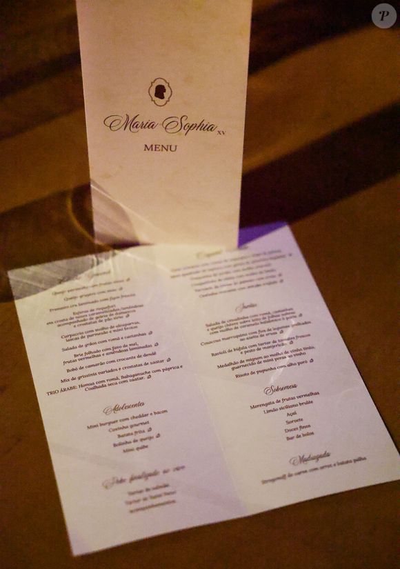 O cardápio da noite misturou gastronomia contemporânea, doces finos e referências sofisticadas para combinar com a decoração luxuosa
