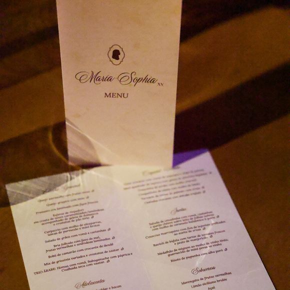O cardápio da noite misturou gastronomia contemporânea, doces finos e referências sofisticadas para combinar com a decoração luxuosa