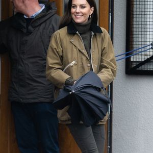 Mix perfeito entre o rústico e o refinado: o colete Barbour, peça típica da moda rural britânica, ganha nova vida com os jeans ajustados da princesa.