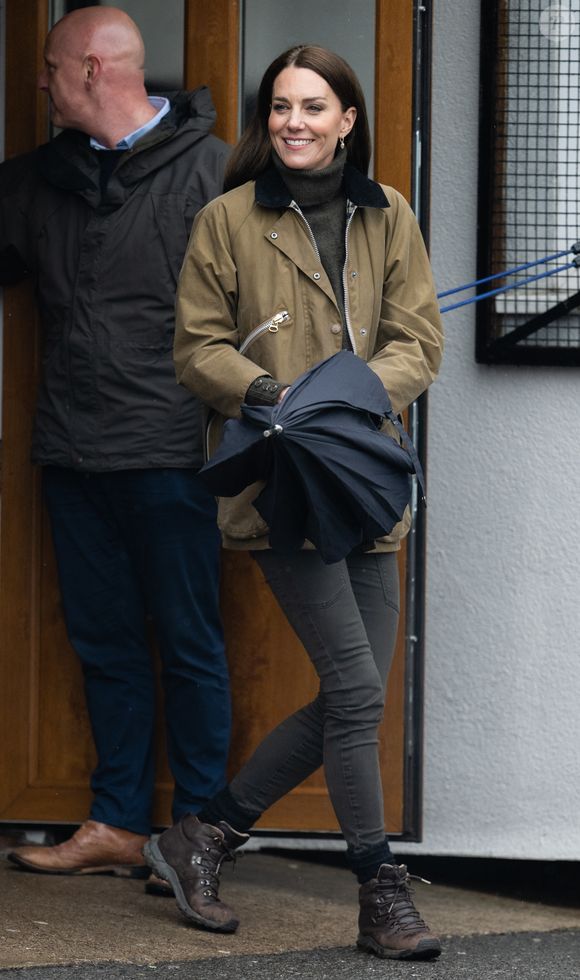 Mix perfeito entre o rústico e o refinado: o colete Barbour, peça típica da moda rural britânica, ganha nova vida com os jeans ajustados da princesa.