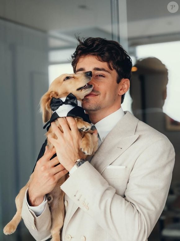 Charles Leclerc posou com um cachorrinho em casamento