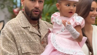 Basiquinho? Ele nem sabe o que é isso! Neymar ostenta look de R$ 14 mil em festa milionária da filha Mavie