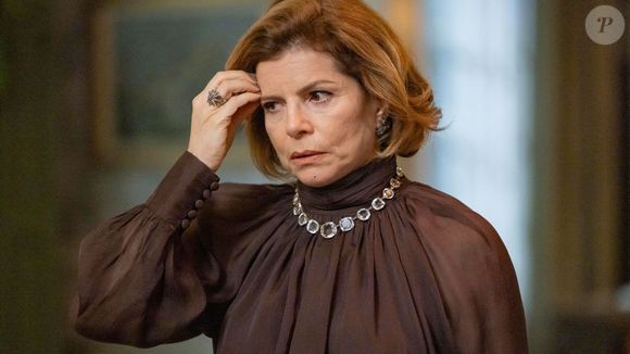 Suspeita pela morte de Odete Roitman (Débora Bloch), Heleninha (Paolla Oliveira) presta novo depoimento, na novela 'Vale Tudo', capítulo de 13 de outubro de 2025, segunda-feira