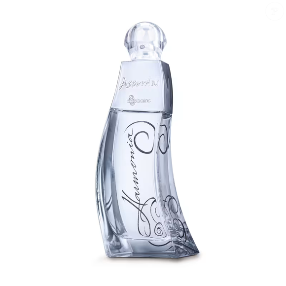 Lançado em 2006, o clássico Accordes Harmonia, de O Boticário, continua encantando mulheres elegantes com sua combinação sofisticada de flores, âmbar e notas frescas. Um perfume atemporal perfeito para quem ama fragrâncias marcantes sem exageros