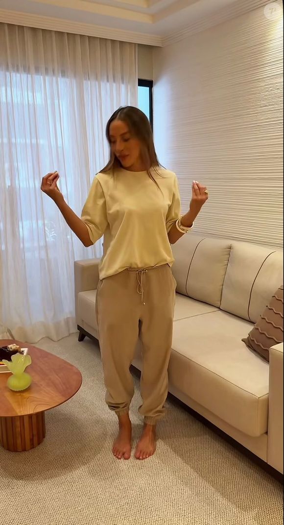 Tapete em tom de areia e painel ripado garantem conforto e elegância ao ambiente.