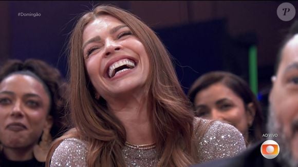 Grazi Massafera se mostrou emocionada pelo prêmio recebido por Murilo Benício