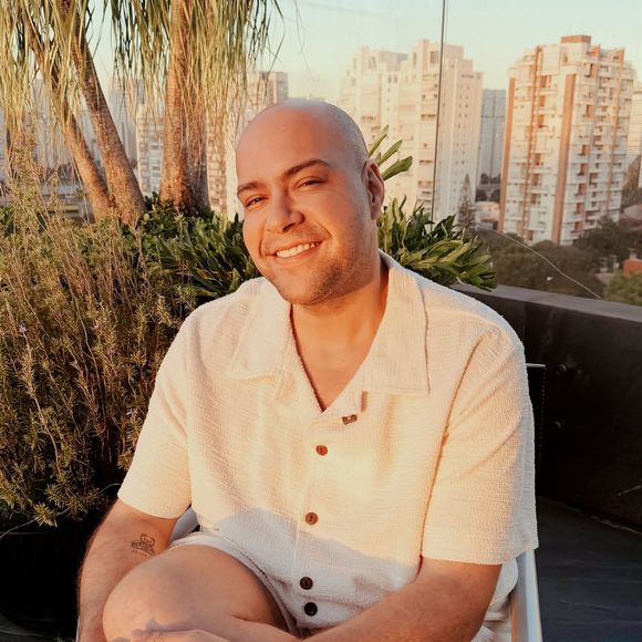 Através de dieta, exercícios físicos e remédios, Tiago Abravanel perdeu 23 quilos e transformou seu corpo