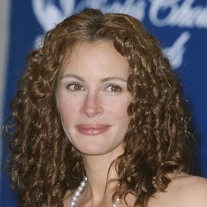 1999: no mesmo ano, Julia Roberts já estava de volta ao cacheado de babyliss