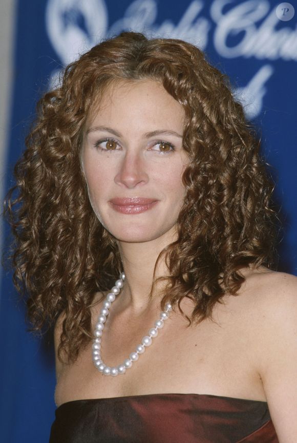 1999: no mesmo ano, Julia Roberts já estava de volta ao cacheado de babyliss