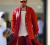 Lewis Hamilton é conhecido por seu estilo único, que inclui cores vibrantes, estampas e detalhes, além de apostar em peças como casacos, calças e camisas de alta qualidade.