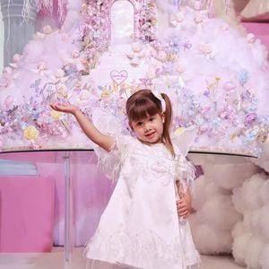 Maria Alice celebra 4 anos com festa temática 'Céu da Maria Alice' em Goiânia, destacando decoração luxuosa e presença de familiares