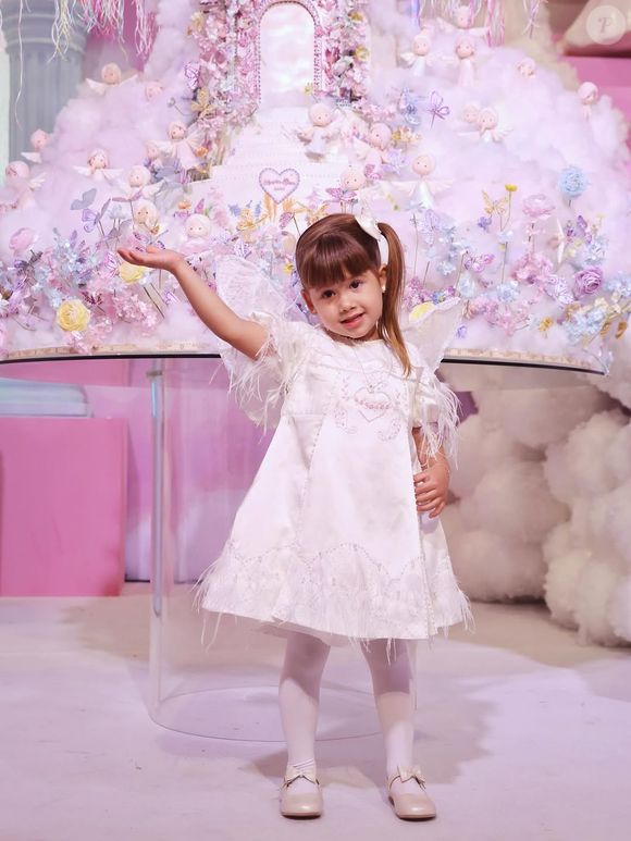 Maria Alice celebra 4 anos com festa temática 'Céu da Maria Alice' em Goiânia, destacando decoração luxuosa e presença de familiares