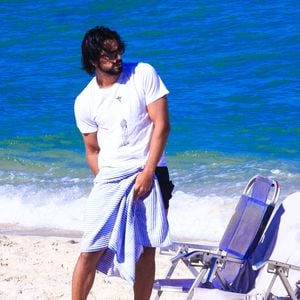 O ator Rodrigo Simas aproveitou uma manhã de sol no Rio de Janeiro