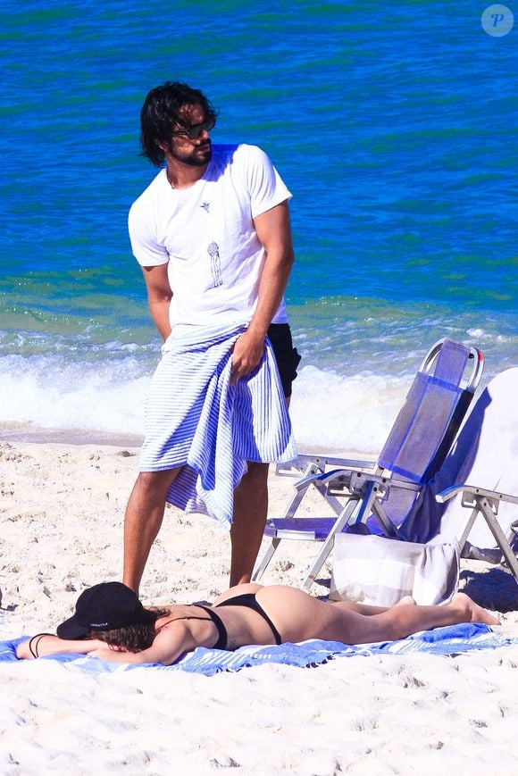 O ator Rodrigo Simas aproveitou uma manhã de sol no Rio de Janeiro