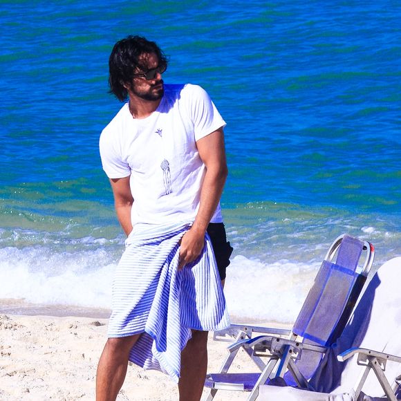 O ator Rodrigo Simas aproveitou uma manhã de sol no Rio de Janeiro
