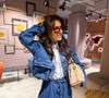 Look azul-jeans fica lindo com esse tênis da Adidas