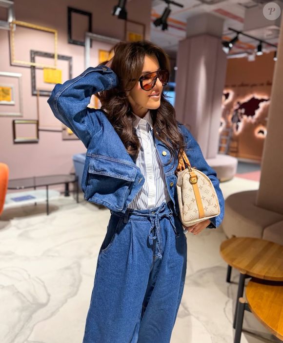 Look azul-jeans fica lindo com esse tênis da Adidas
