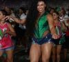Carnaval de Evelyn Bastos, com short destroyed: rainha de bateria Mangueira em foto de 2025 durante ensaio de rua