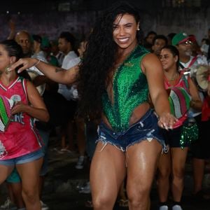 Carnaval de Evelyn Bastos, com short destroyed: rainha de bateria Mangueira em foto de 2025 durante ensaio de rua