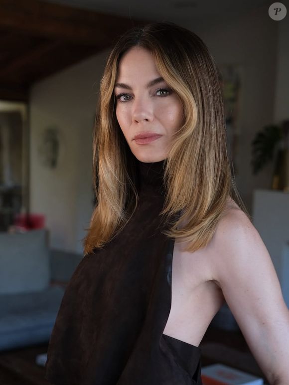 Moda capilar de 2026 aposta em estilo natural, boho e descomplicado como o visual com risca central de Michelle Monaghan