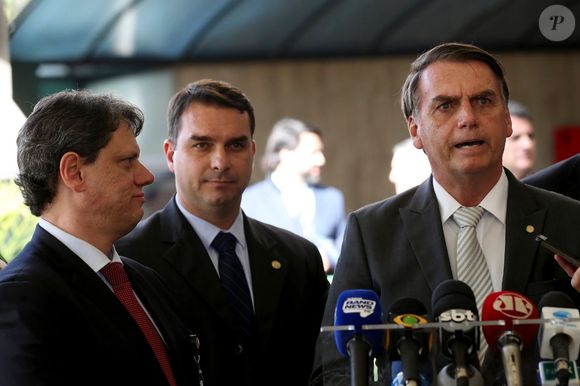 Ao ser questionado pelo Intercept Brasil, próximo ao Supremo Tribunal Federal, Flávio Bolsonaro negou as informações e afirmou: "É mentira", antes de deixar o local