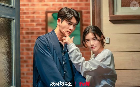 O dorama apresenta uma história de amor cativante digna de 'enemies to lovers'