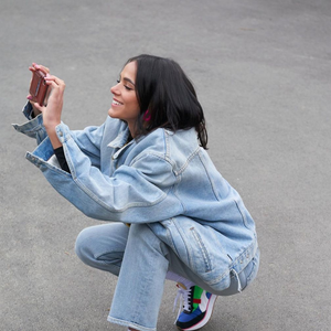 Bruna Marquezine usou produção toda jeans em lavagem mais clara, com camisa e calça, além de tênis da Puma colorido de solado mais alto.