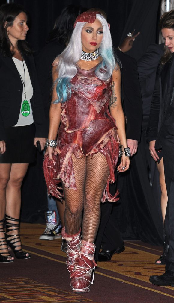 Nessa fase, a moda era extensão do discurso — disruptiva, teatral e provocativa.